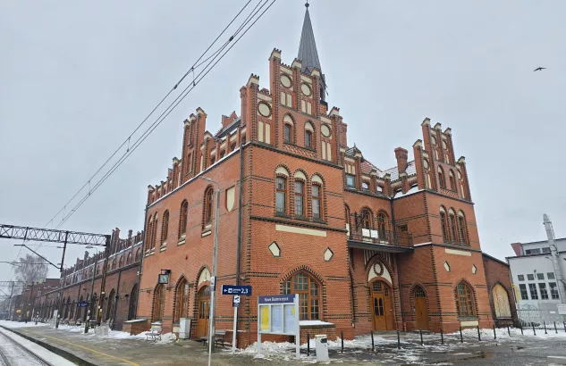 Zdjęcie neogotyckiego dworca w Nowych Skalmierzycach 