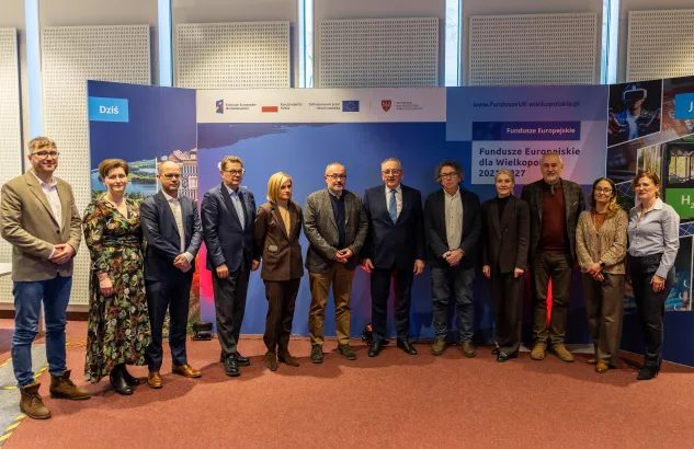 Na zdjęciu kilkanaście osób, w tle napis Fundusze Europejskie 