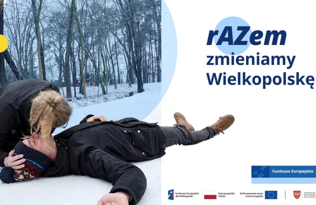 Na zdjęciu osoba leżąca na śniegu, którą reanimuję kobieta w blond włosach. Z prawem strony napis rAZem zmieniamy Wielkopolskę i Fundusze Europejskie