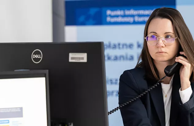 Konsultantka Punktu Informacyjnego rozmawia przez telefon