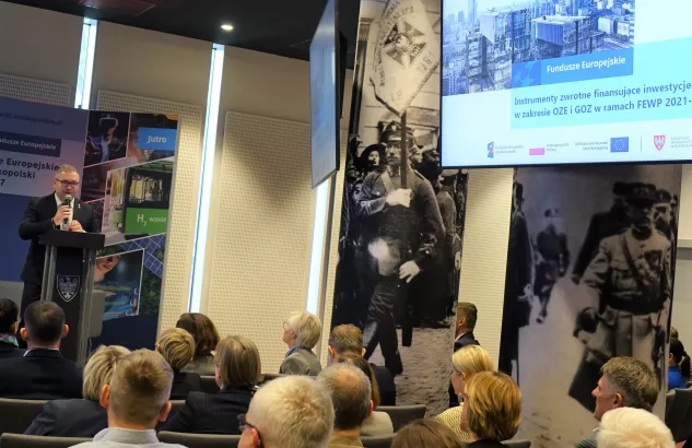 Na zdjęciu jeden mężczyzna, który przemawia do publiczności 