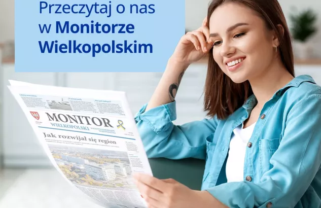 Na zdjęciu uśmiechnięta młoda kobieta, która trzyma w rękach gazetę Monitor Wielkopolski 