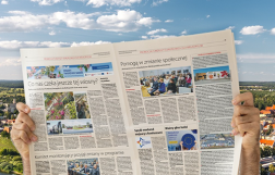 Zdjęcie przedstawiające dwie strony gazety na tle nieba.