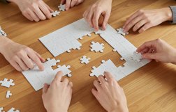 ludzie układają puzzle