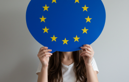 kobieta trzyma w rękach logo unii europejskiej
