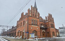 Zdjęcie neogotyckiego dworca w Nowych Skalmierzycach 
