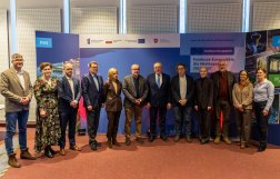 Na zdjęciu kilkanaście osób, w tle napis Fundusze Europejskie 