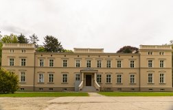 Widok na pałac z odnowioną elewacją 