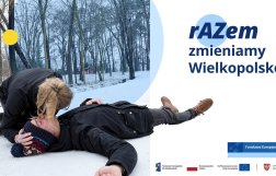 Na zdjęciu osoba leżąca na śniegu, którą reanimuję kobieta w blond włosach. Z prawem strony napis rAZem zmieniamy Wielkopolskę i Fundusze Europejskie