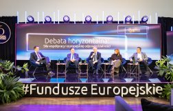Na zdjęciu widać pięć osób, na głównym planie napis Fundusze Europejskie