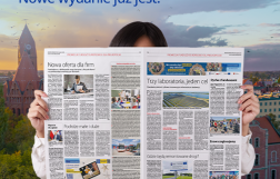 Na zdjęciu fragment gazety oraz w lewym górnym rogu hasło zachęcające do przeczytania Monitora Wielkopolskiego