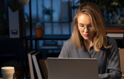 kobieta siedzi przed komputerem