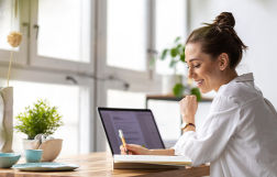 kobieta siedzi przed komputerem