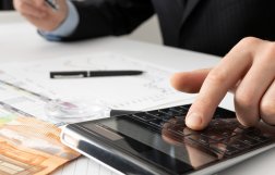 kalkulator leżący na biurku