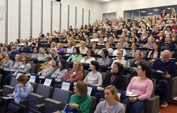 zdjęcie przedstawia ludzi siedzących na szkoleniu