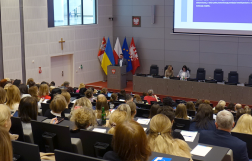 zdjęcia przedstawia ludzi siedzących na szkoleniu na sali sesyjnej 