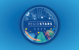 Logo konkursu w okrągłym kształcie z napisem Regio Stars, na niebieskim tle