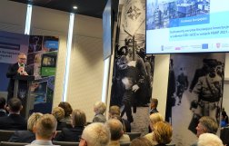 Na zdjęciu jeden mężczyzna, który przemawia do publiczności 