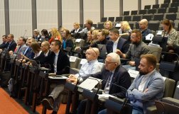 Na zdjęciu widać kilkanaście osób siedzących na widowni sali sesyjnej 