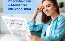 Na zdjęciu uśmiechnięta młoda kobieta, która trzyma w rękach gazetę Monitor Wielkopolski 