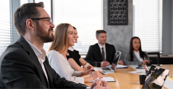 Grupa osób siedzi przy stole