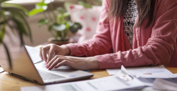 kobieta siedzi przed komputerem