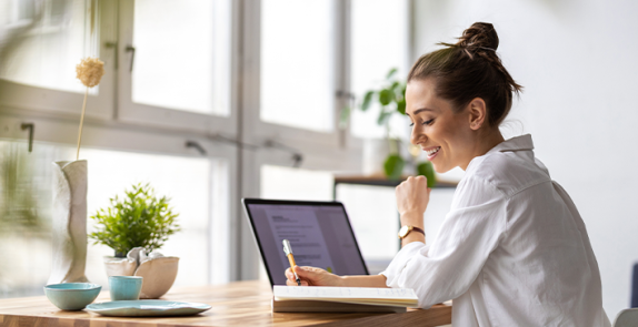 kobieta siedzi przed komputerem