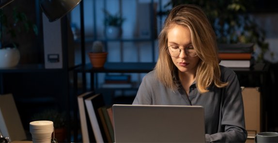 kobieta siedzi przed komputerem