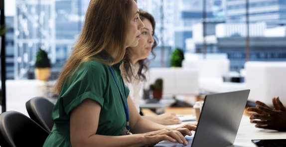 Osoby przed laptopem na szkoleniu online