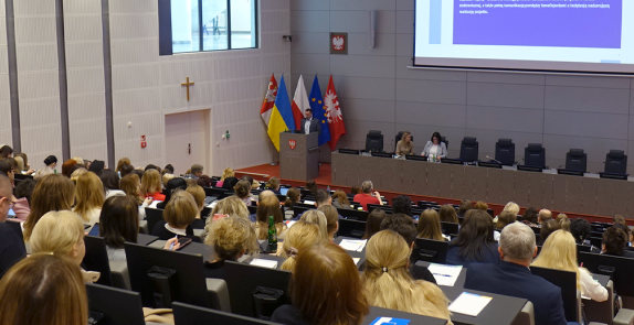 zdjęcia przedstawia ludzi siedzących na szkoleniu na sali sesyjnej 