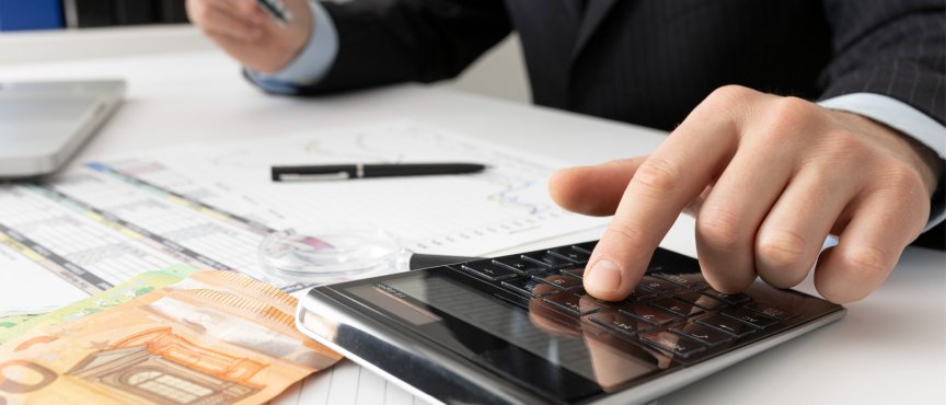 kalkulator leżący na biurku