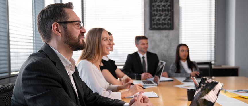 Grupa osób siedzi przy stole