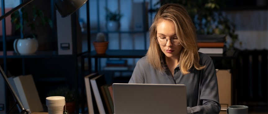 kobieta siedzi przed komputerem