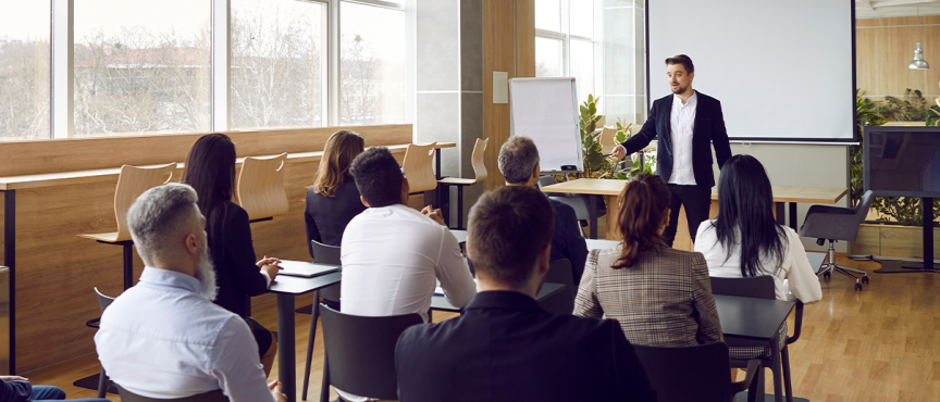 Grupa osób siedzących na sali