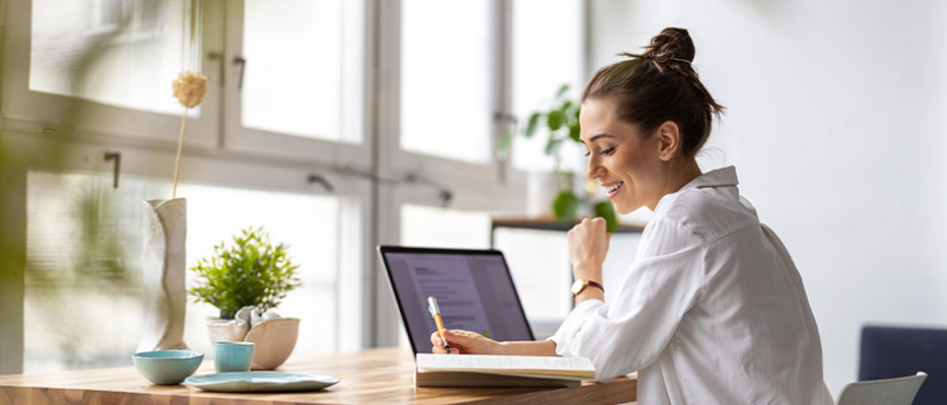 kobieta siedzi przed komputerem