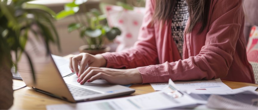 kobieta siedzi przed komputerem