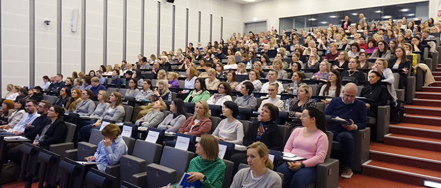 zdjęcie przedstawia ludzi siedzących na szkoleniu
