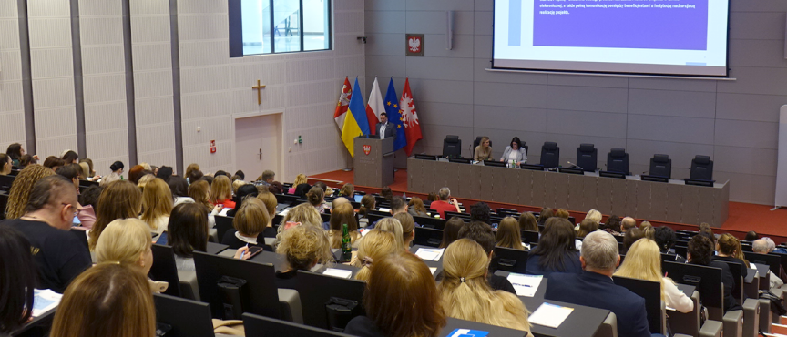 zdjęcia przedstawia ludzi siedzących na szkoleniu na sali sesyjnej 